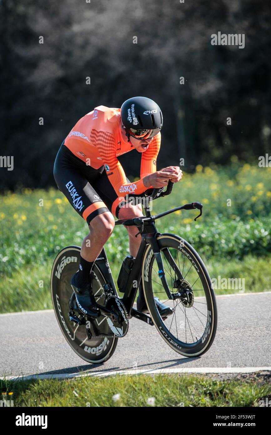 Volta CATALONIA 23,3.2021- Mikel Iturria montando para el equipo Euskaltel-Euskadi en el juicio de 18,5km cerca de Banyoles, España Foto de stock