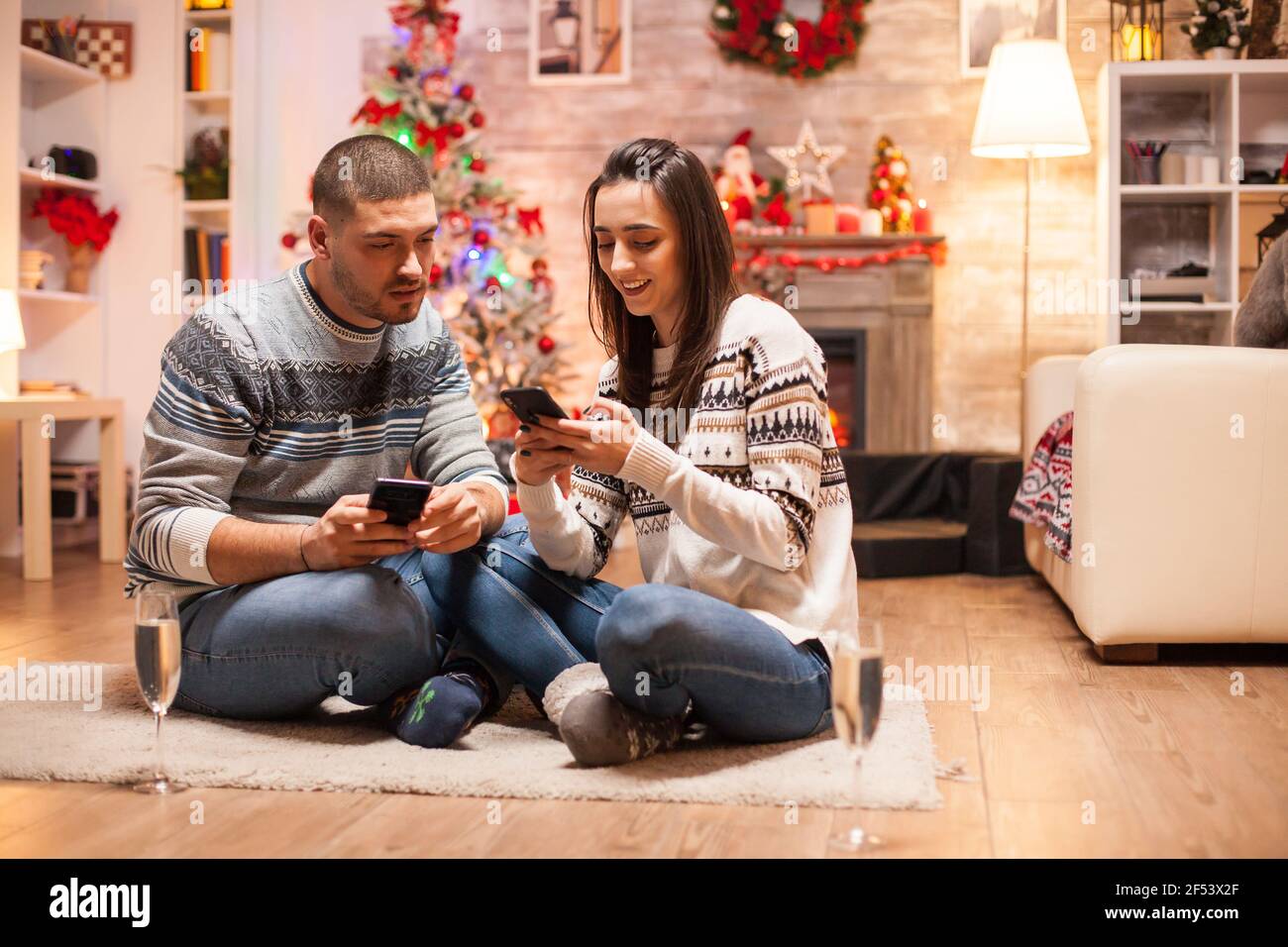 Pareja romántica en la ropa haciendo compras en línea en su smartphone para  Navidad Fotografía de stock - Alamy
