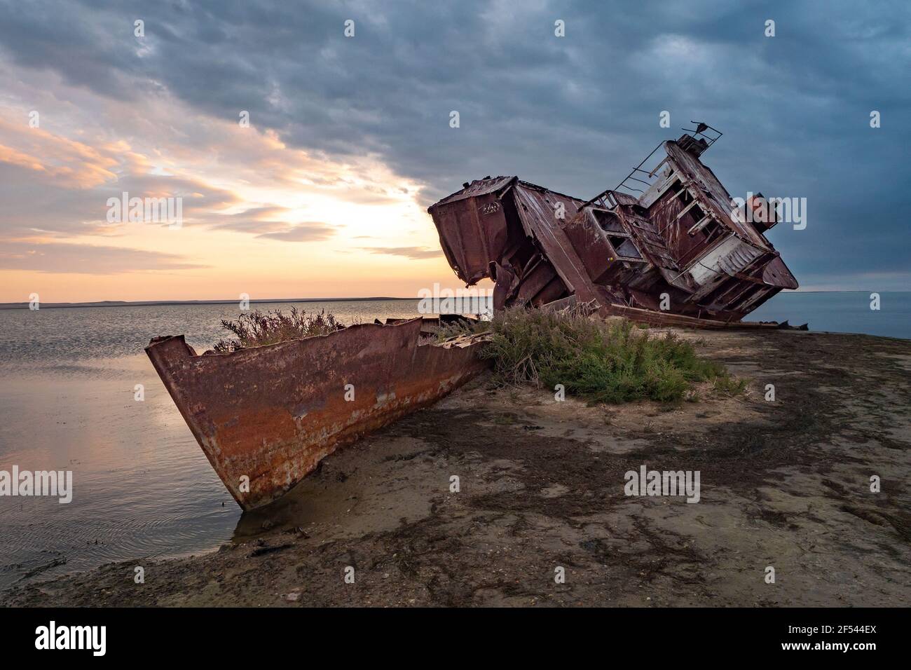 Un viejo barco abandonado en la orilla del secado del Mar de Aral.  Kazajstán. Los barcos abandonados se desovan por los residentes locales.  Desastre ecológico de th Fotografía de stock - Alamy
