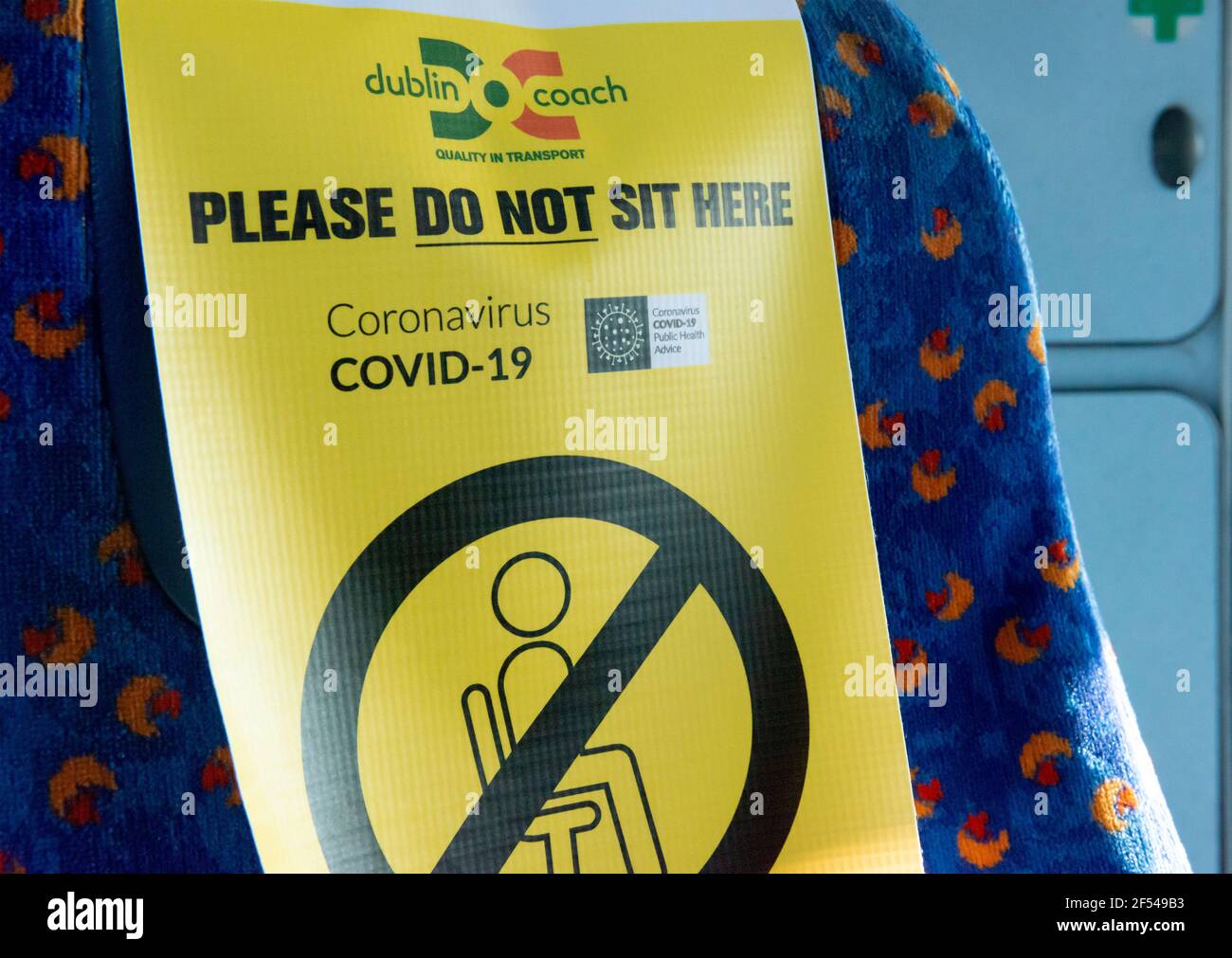 Signo amarillo de distanciamiento social en el asiento dentro del autobús por Dublín Entrenador en Irlanda Europa Foto de stock