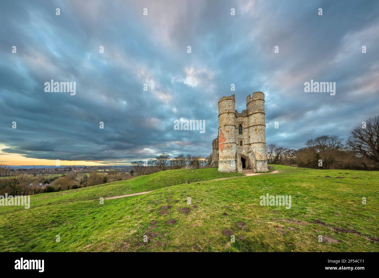 Castillo de Donnington al atardecer con vista sobre la campiña de Berkshire, Newbury, Berkshire, Inglaterra, Reino Unido, Europa Foto de stock