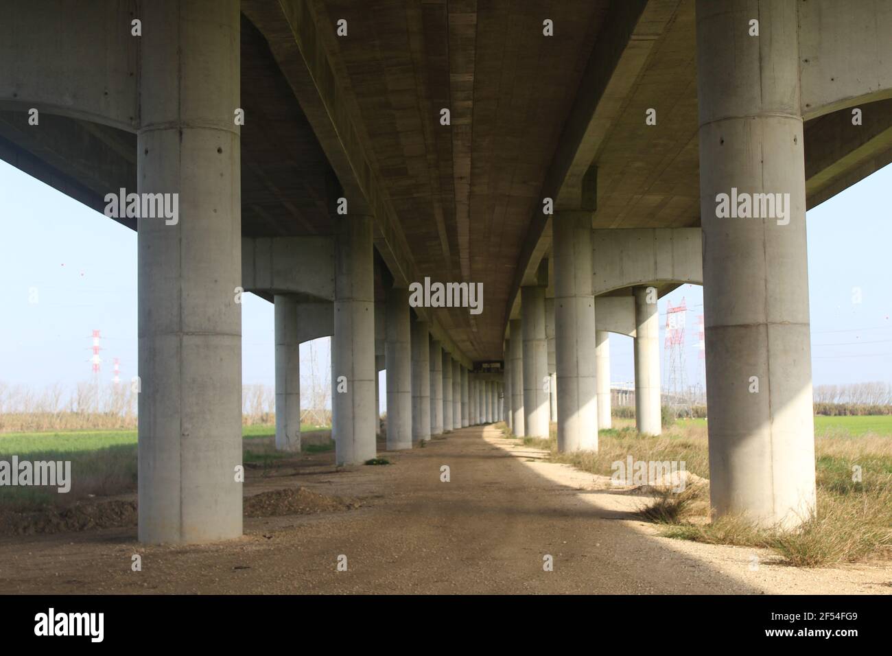 parte inferior de un puente, de hormigón, con columnas Foto de stock