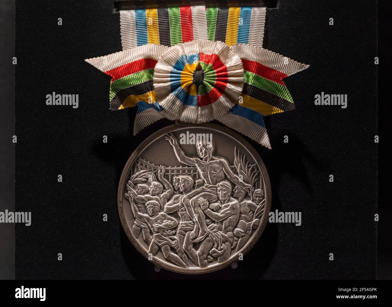 tokio, japón - marzo 2 2021: Primer plano de la medalla de plata oficial de gimnasia utilizada durante los Juegos Olímpicos de Verano de Tokio de 1964 exhibida en el Oly de Japón Foto de stock