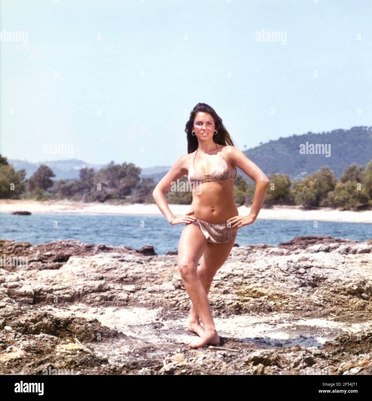 CAROLINE MUNRO Bikini PIN Up Retrato en el lugar durante la filmación DEL  VIAJE DE ORO DE SINBAD 1973 director STUART HESSLER productores Ray  Harryhausen y Charles H. Schneer Ameran Films /