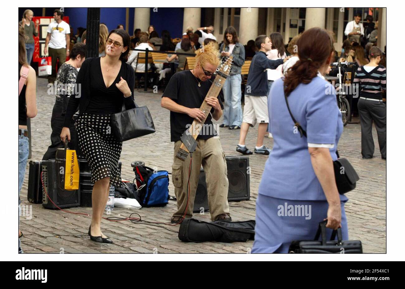 Busking en Londres..no identificado en Covent Gardenpic David Sandison 21/7/2004 Foto de stock