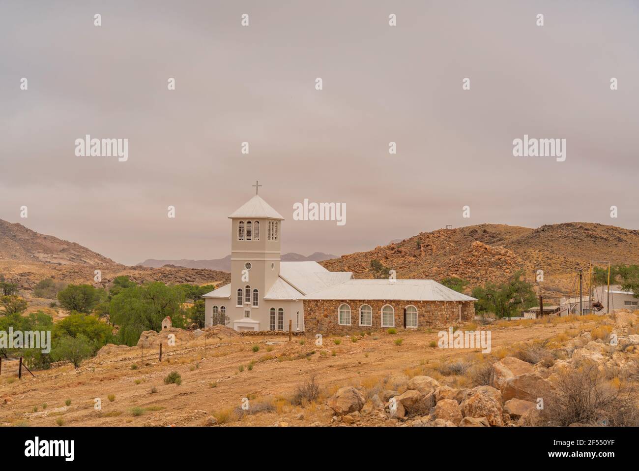 Iglesia Blanca de la ciudad aus, Namibia, fondo cielo nublado, Namib Naukluft Rand Foto de stock