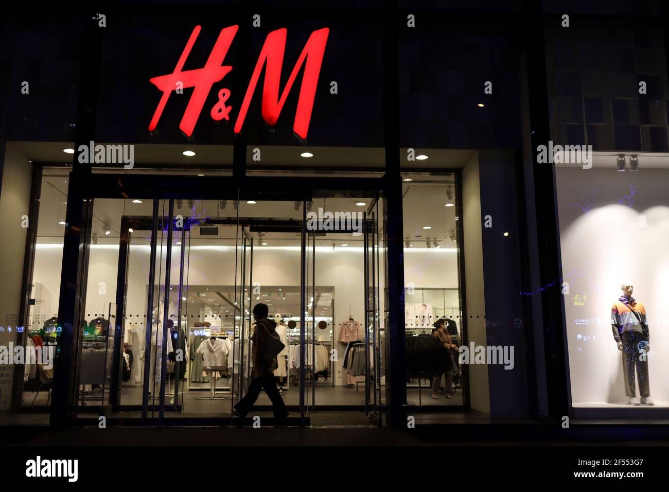 Una mujer entra en una tienda del minorista de moda sueco H&M en un centro  comercial en Beijing, China 24 de marzo de 2021. REUTERS/Florencia lo  Fotografía de stock - Alamy