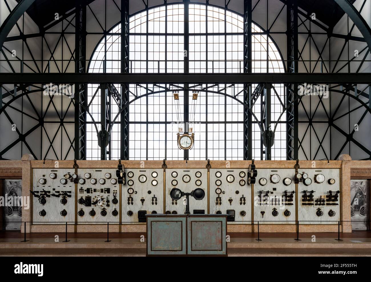 Dortmund, Zeche Zollern II/IV, Maschinenhalle, 1889-1904 von Paul Knobbe erbaut. Jugendstilelemente von Bruno Möhring, Schaltafel aus Marmor Foto de stock