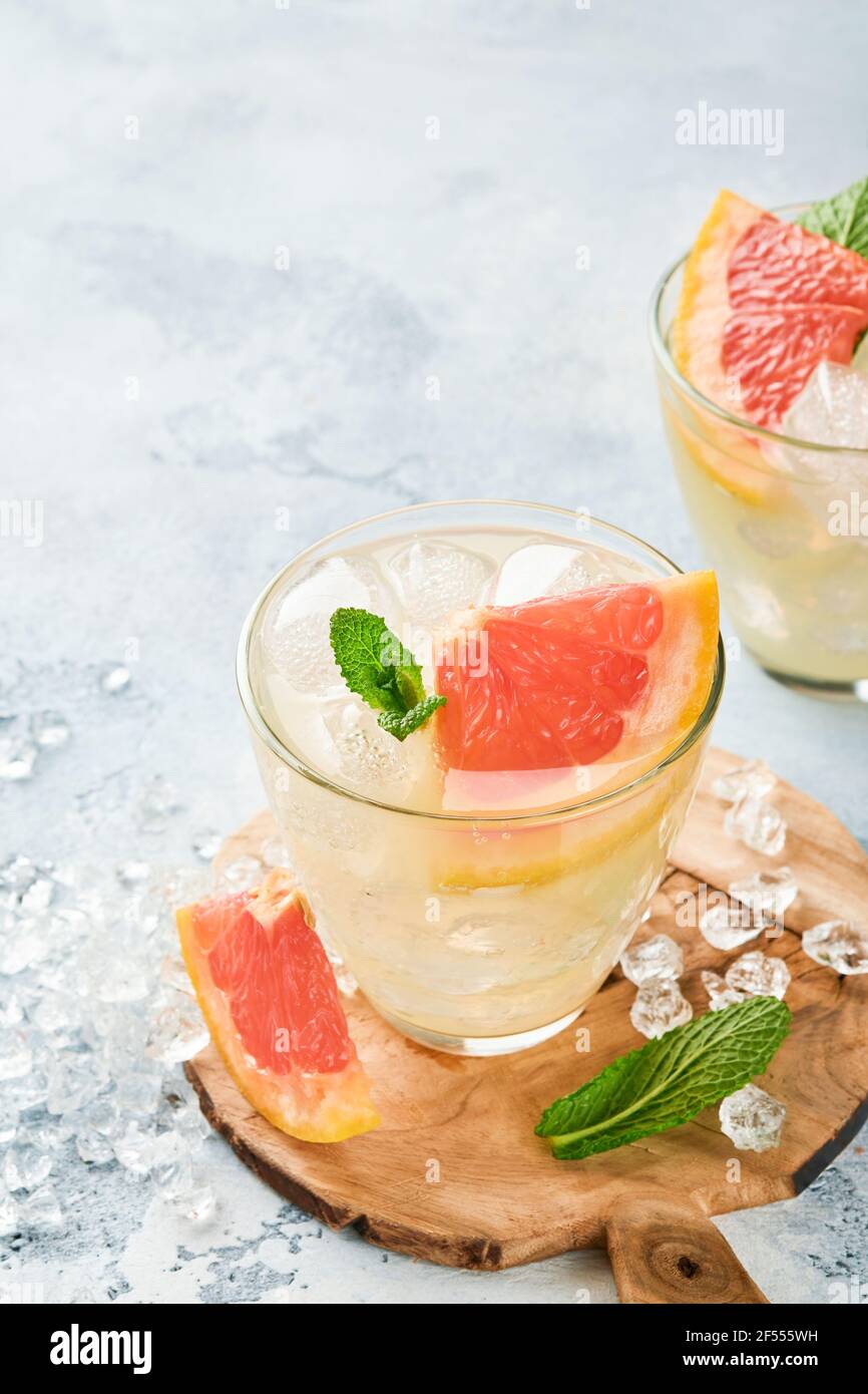 Bebida de limonada hecha de pomelo, agua de soda y hojas de menta con hielo  sobre pizarra azul claro, piedra o fondo de hormigón. Limonada casera  saludable Fotografía de stock - Alamy