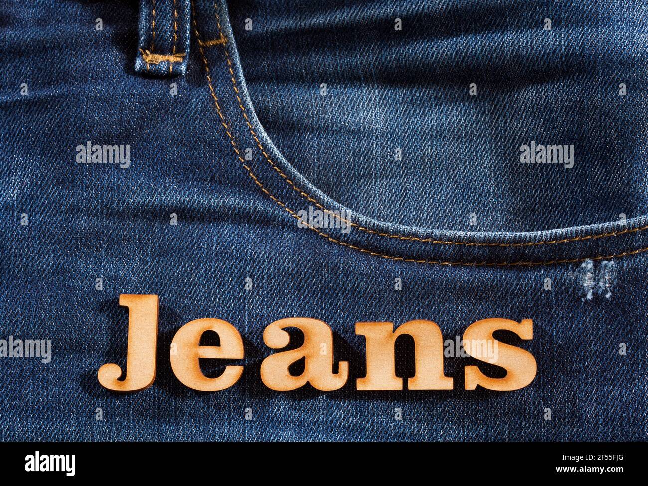 word jeans hechos de letras de madera sobre tela de pantalón azul  Fotografía de stock - Alamy