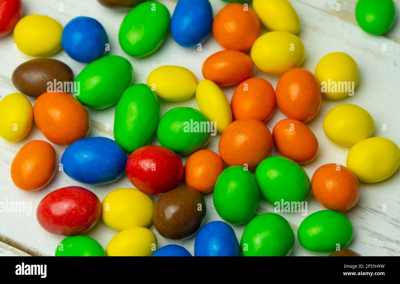 Bolas de chocolate de color fondo.Vista superior de dulces y dulces  concepto multicolor fondo Fotografía de stock - Alamy