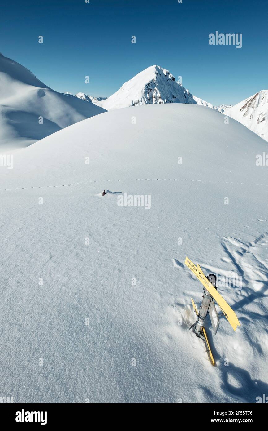 Cartel de senderismo en la montaña cubierta de nieve, los Alpes de Lechtal, Tirol, Austria Foto de stock