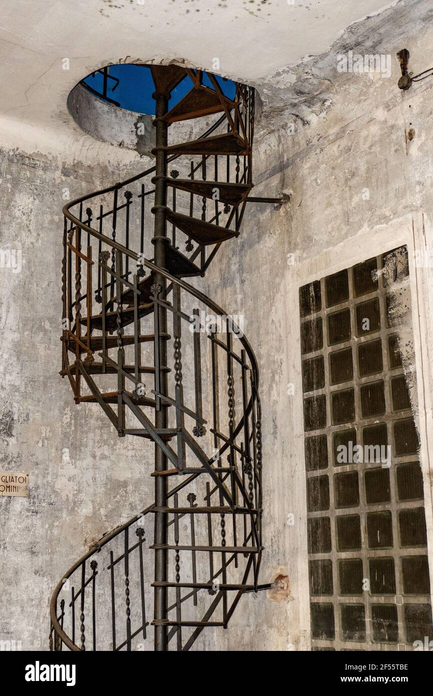 Escaleras estrechas y sinuosas en un edificio o fábrica sucio y deshabitado  Fotografía de stock - Alamy