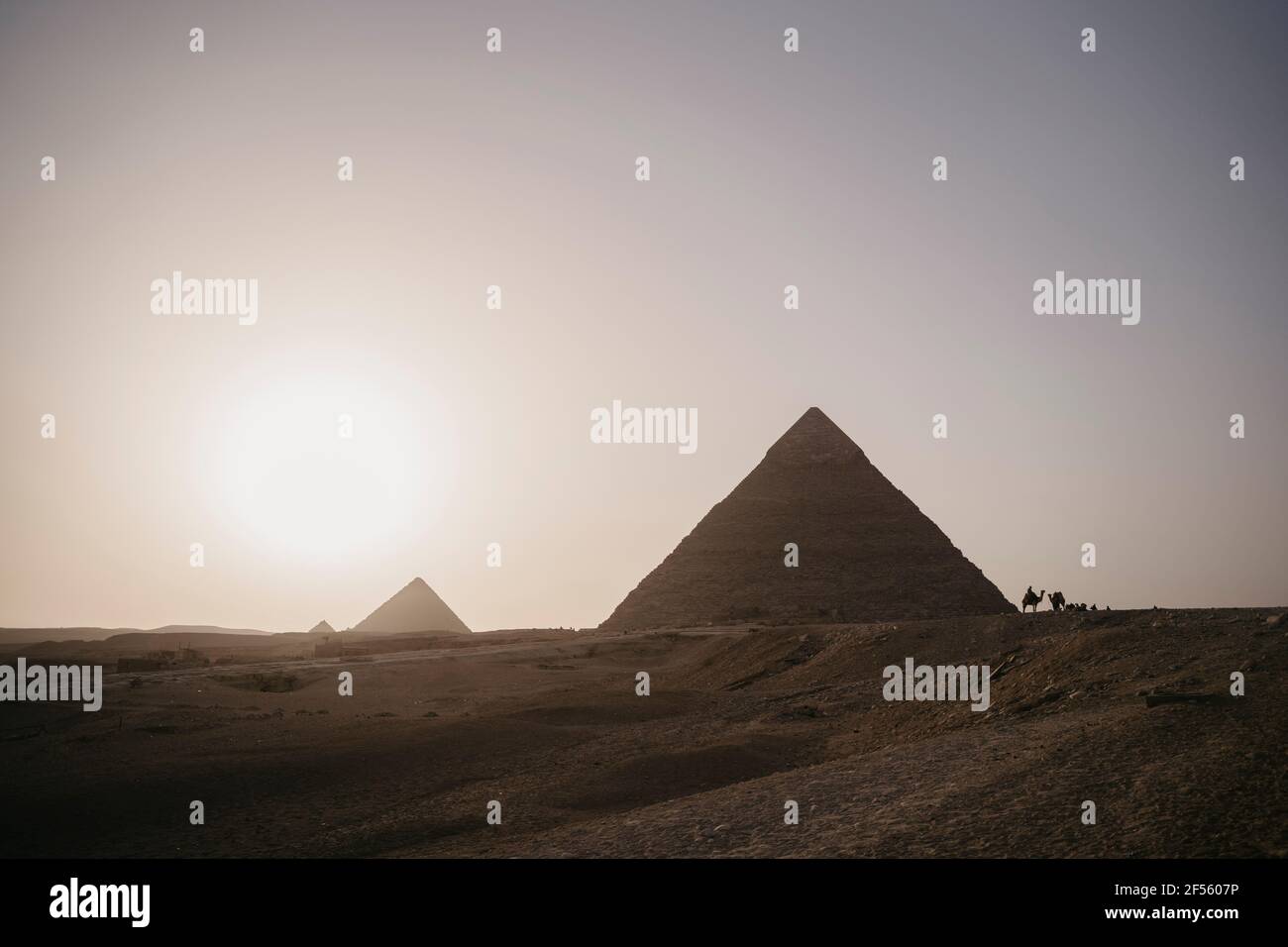 Egipto, El Cairo, Pirámides de Giza al atardecer Foto de stock