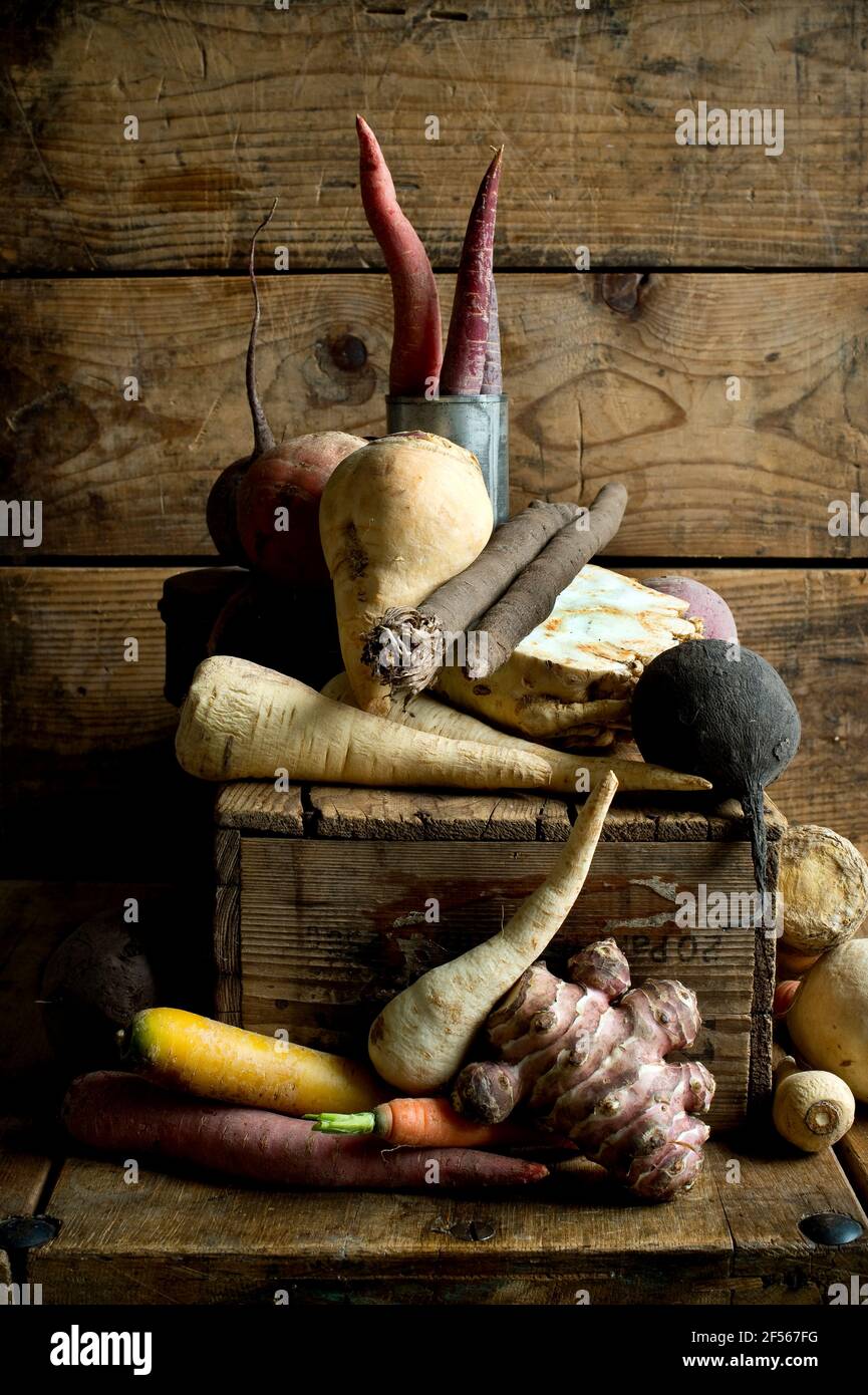 Verduras de invierno sobre fondo rústico de madera Foto de stock