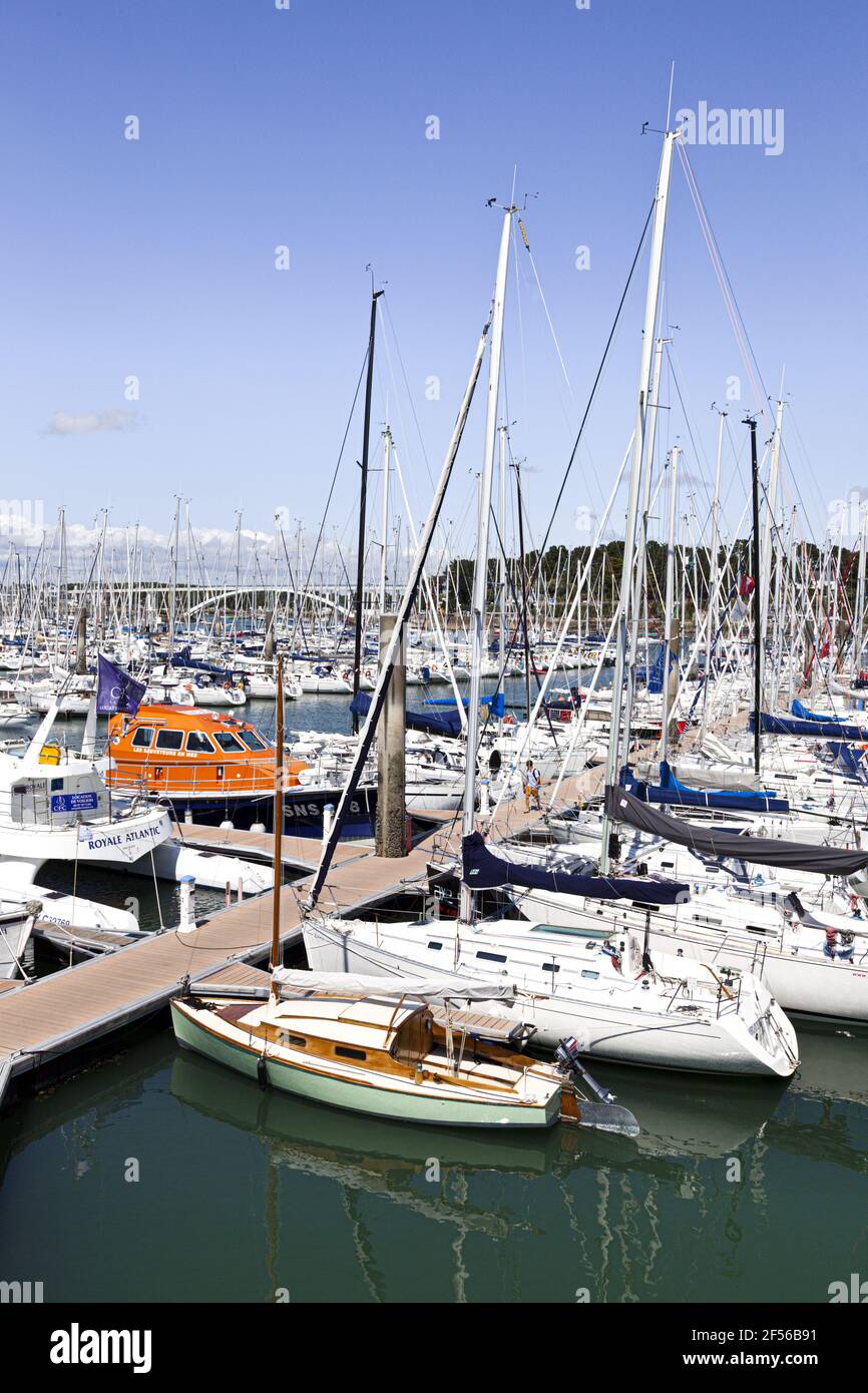 Yates en el puerto deportivo de la Trinite sur Mer, Bretaña, Francia Foto de stock