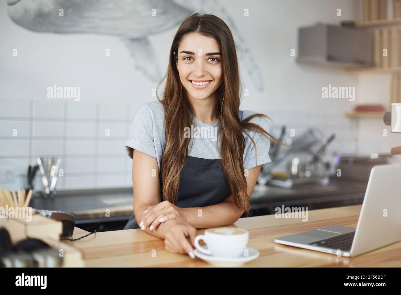 El dueño de la pequeña cafetería estaba feliz de dirigir su negocio mirando  la cámara sonriendo y bebiendo café Fotografía de stock - Alamy