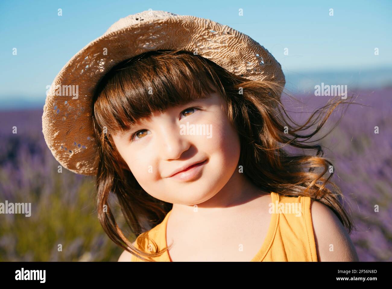 Niña sombrero de paja fotografías e imágenes de alta resolución - Alamy