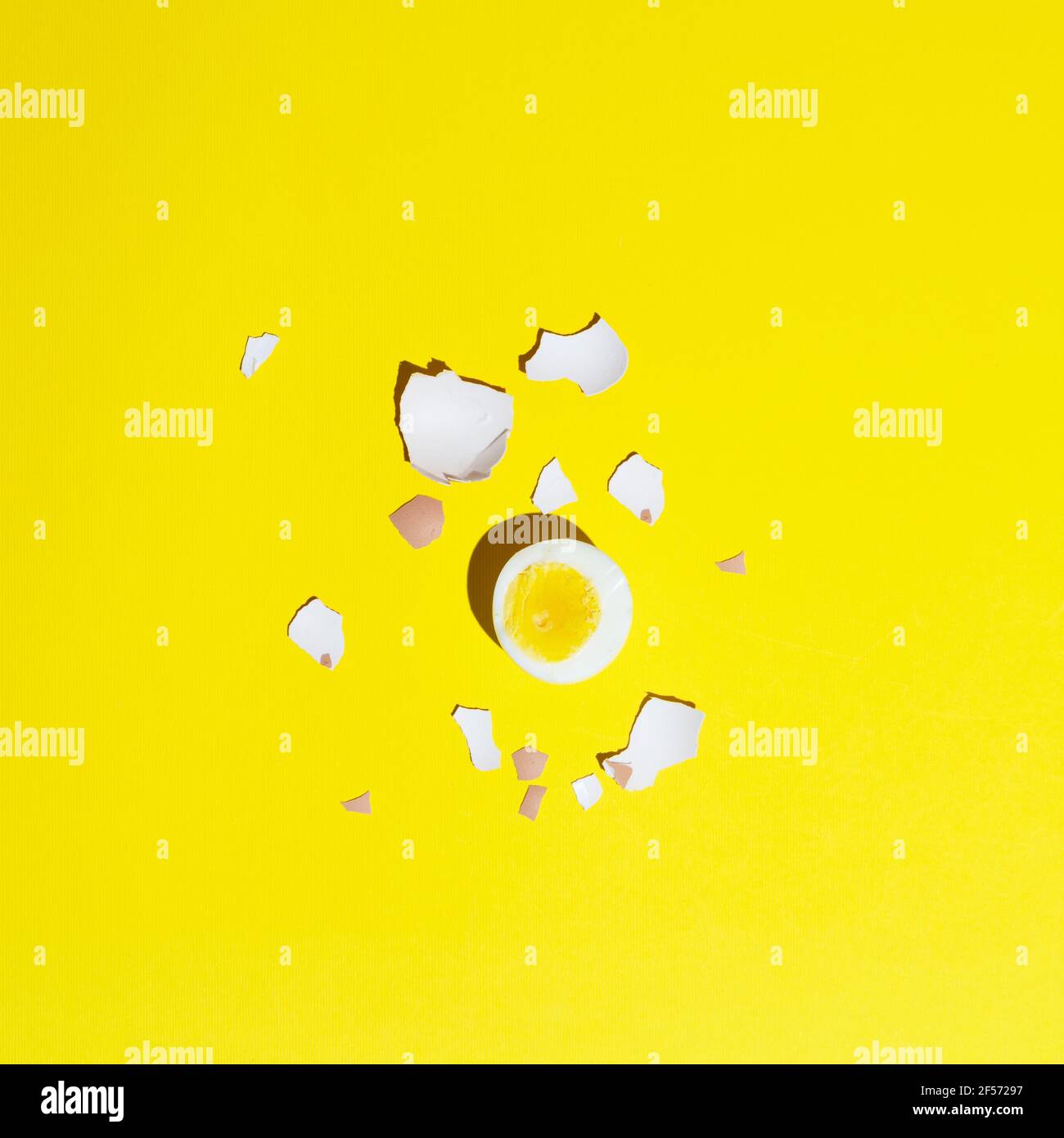 huevos duros sobre una superficie amarilla Foto de stock