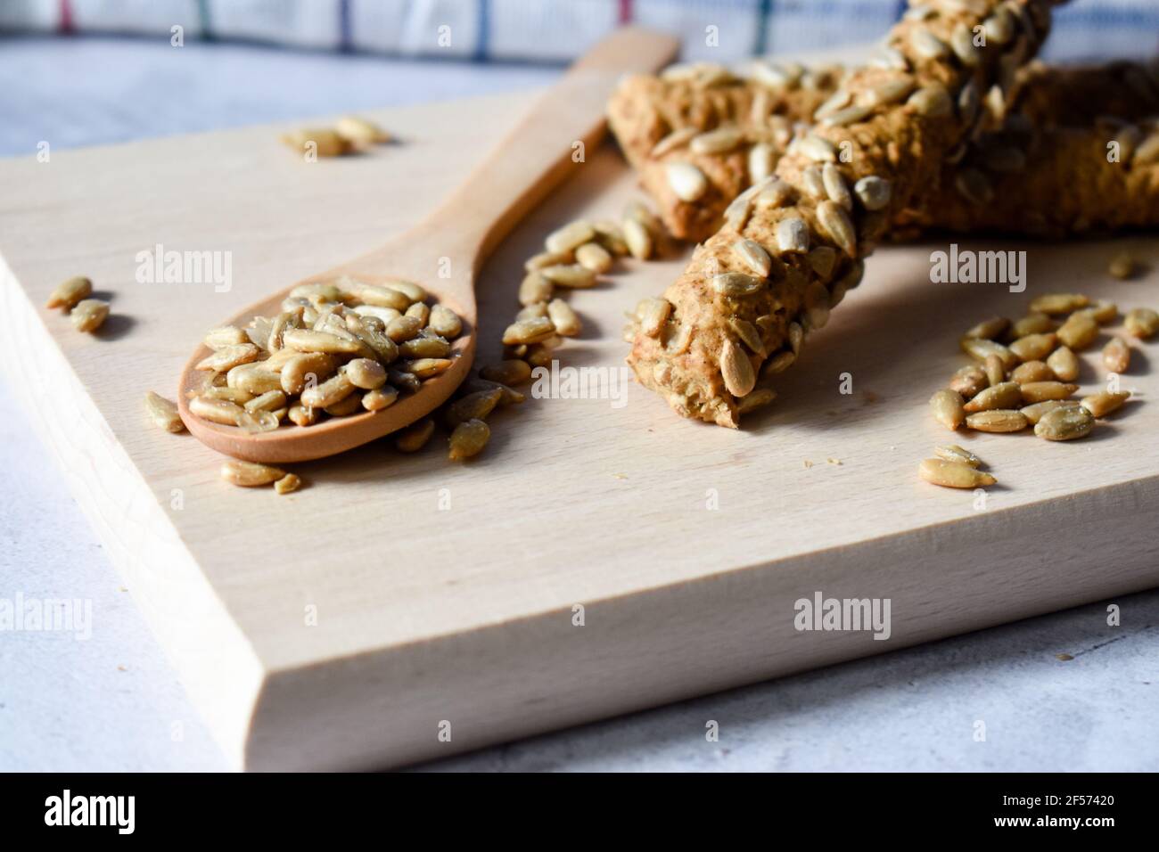 Barras de granola con semillas de girasol y semillas de girasol en un  cuchara Fotografía de stock - Alamy