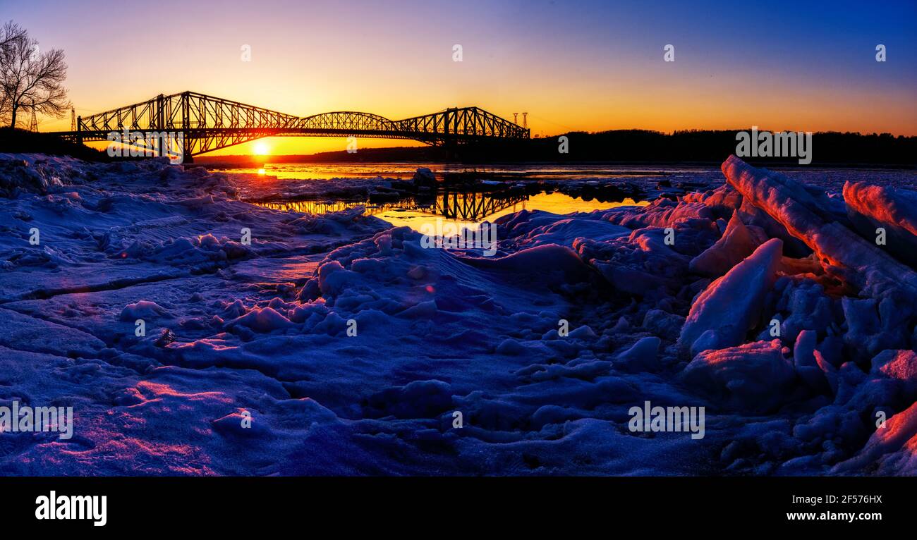 Última luz en el paquete de hielo en el río St Lawrence en la ciudad de Quebec, con el Pont de Quebec más allá Foto de stock