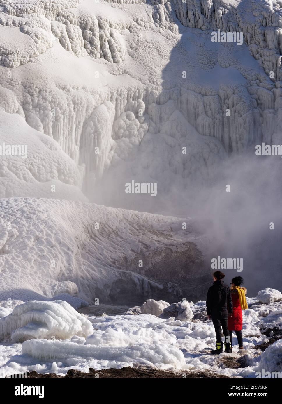 La gente que mira la primavera descongeló a partir de los congelados Chutes de la Chaudière en la ciudad de Quebec, Canadá Foto de stock