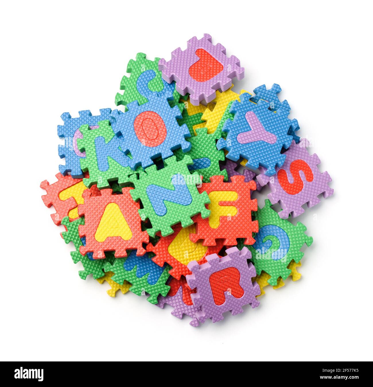 Vista superior de las piezas del rompecabezas del alfabeto de la espuma colorful aisladas encendido blanco Foto de stock