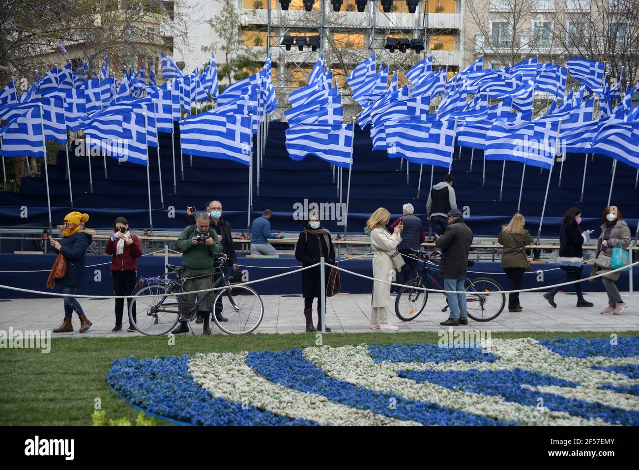 Banderas griegas colocadas en la Plaza Syntagma antes de las celebraciones del día Bicentenario de la Independencia. Atenas, Grecia, 24 de marzo de 2021. Crédito: Dimitris Aspiotis Foto de stock