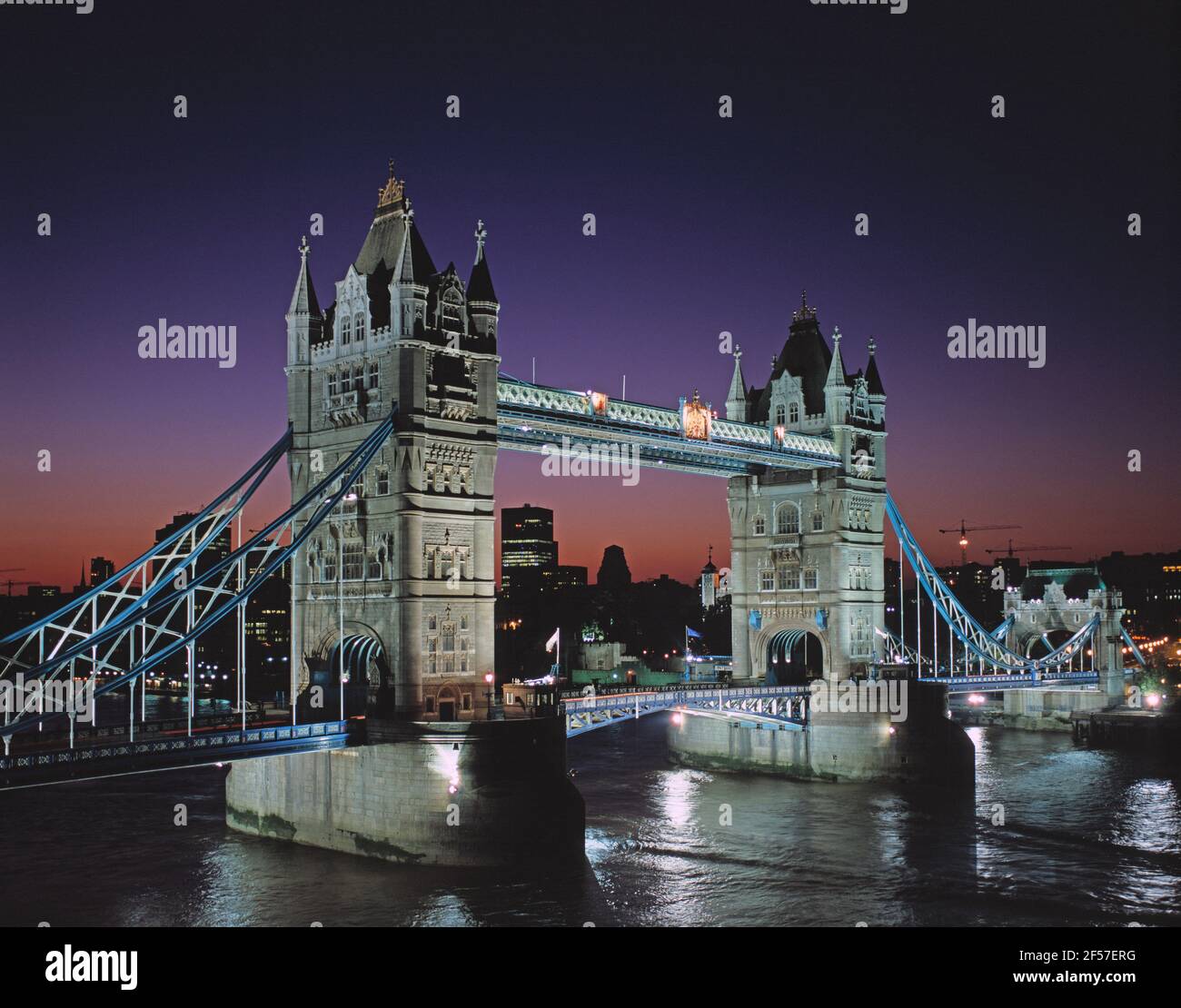 Inglaterra. Londres. Tower Bridge por la noche. Foto de stock