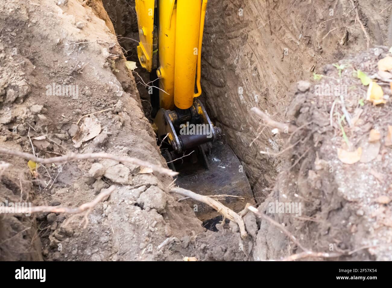 La Excavadora Excavará Un Agujero Para Una Fosa Séptica. Trabajar La  Máquina Con El Suelo Imagen de archivo - Imagen de dren, equipo: 213997415