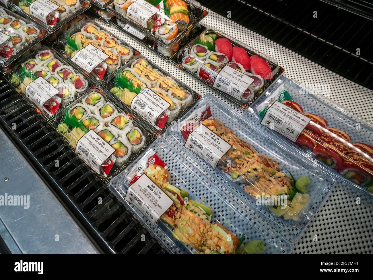 Supermercado sushi en un refrigerador en Nueva York el martes, 16 de marzo  de 2021. (© Richard B. Levine Fotografía de stock - Alamy