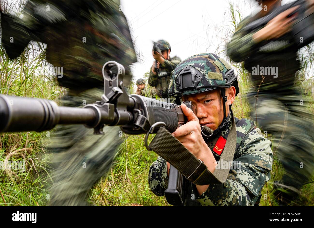 QINZHOU, CHINA - 24 DE MARZO de 2021 - un campo de entrenamiento antiterrorista de la policía armada en Qinzhou, Región Autónoma de Guangxi Zhuang, China, 24 de marzo de 2021. (Foto de Chai Hao / Costfoto/Sipa USA) crédito: SIPA USA/Alamy Live News Foto de stock