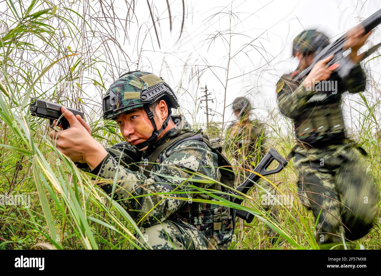 QINZHOU, CHINA - 24 DE MARZO de 2021 - un campo de entrenamiento antiterrorista de la policía armada en Qinzhou, Región Autónoma de Guangxi Zhuang, China, 24 de marzo de 2021. (Foto de Chai Hao / Costfoto/Sipa USA) crédito: SIPA USA/Alamy Live News Foto de stock
