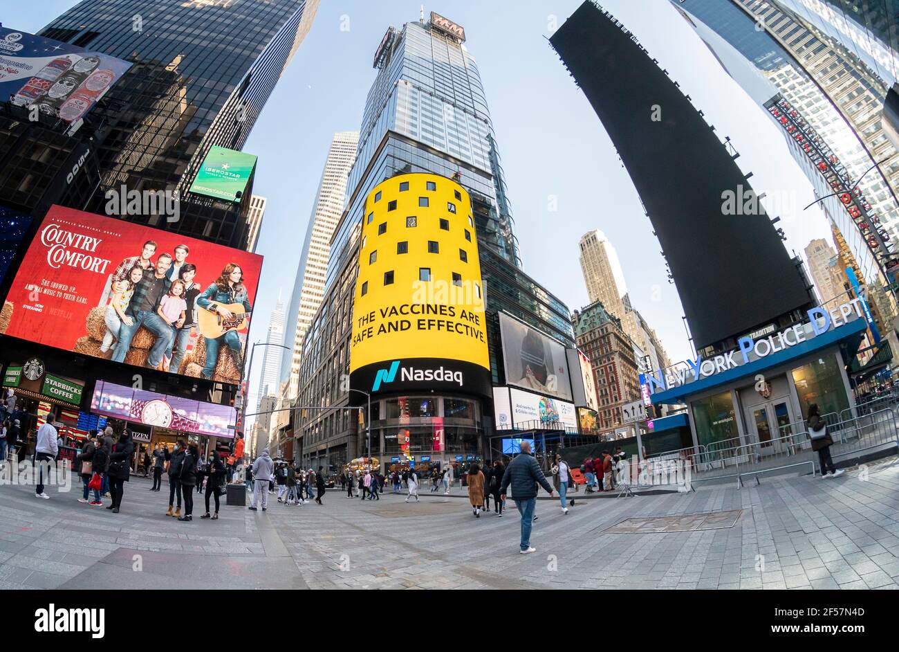 Publicidad de servicio público promoviendo la vacunación en la pantalla gigante de vídeo Nasdaq en Times Square en Nueva York el sábado, 20 de marzo de 2021. (© Richard B. Levine) Foto de stock