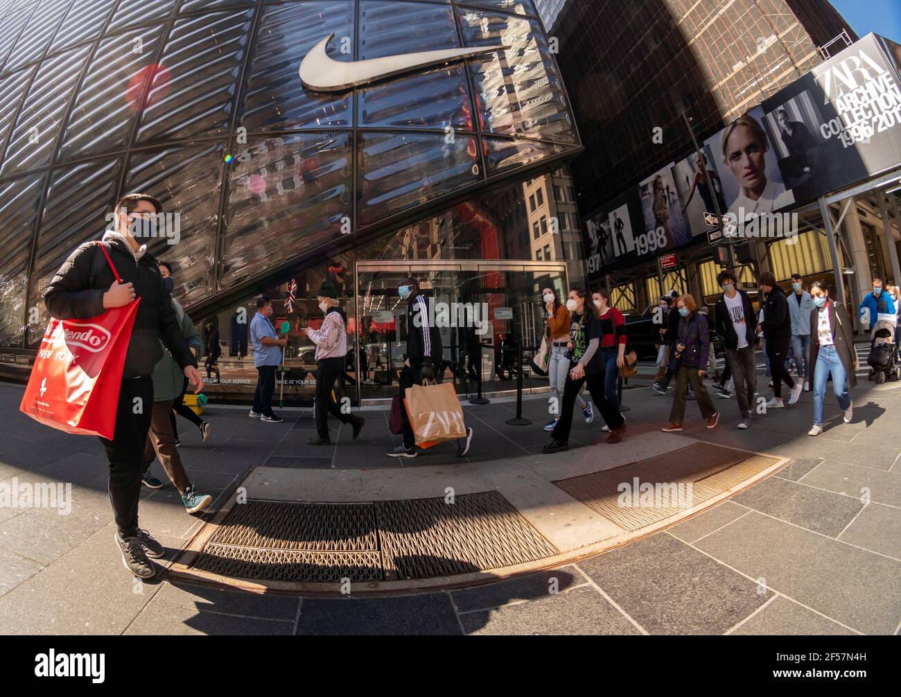 La tienda Nike en la Quinta Avenida en Nueva York el sábado, 20 de marzo de  2021. (© Richard B. Levine Fotografía de stock - Alamy