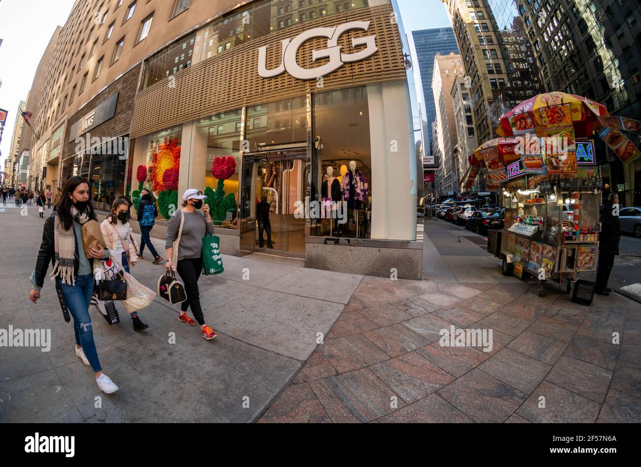 La tienda Ugg en la Quinta Avenida en Nueva York el sábado, 20 de marzo de  2021. (© Richard B. Levine Fotografía de stock - Alamy