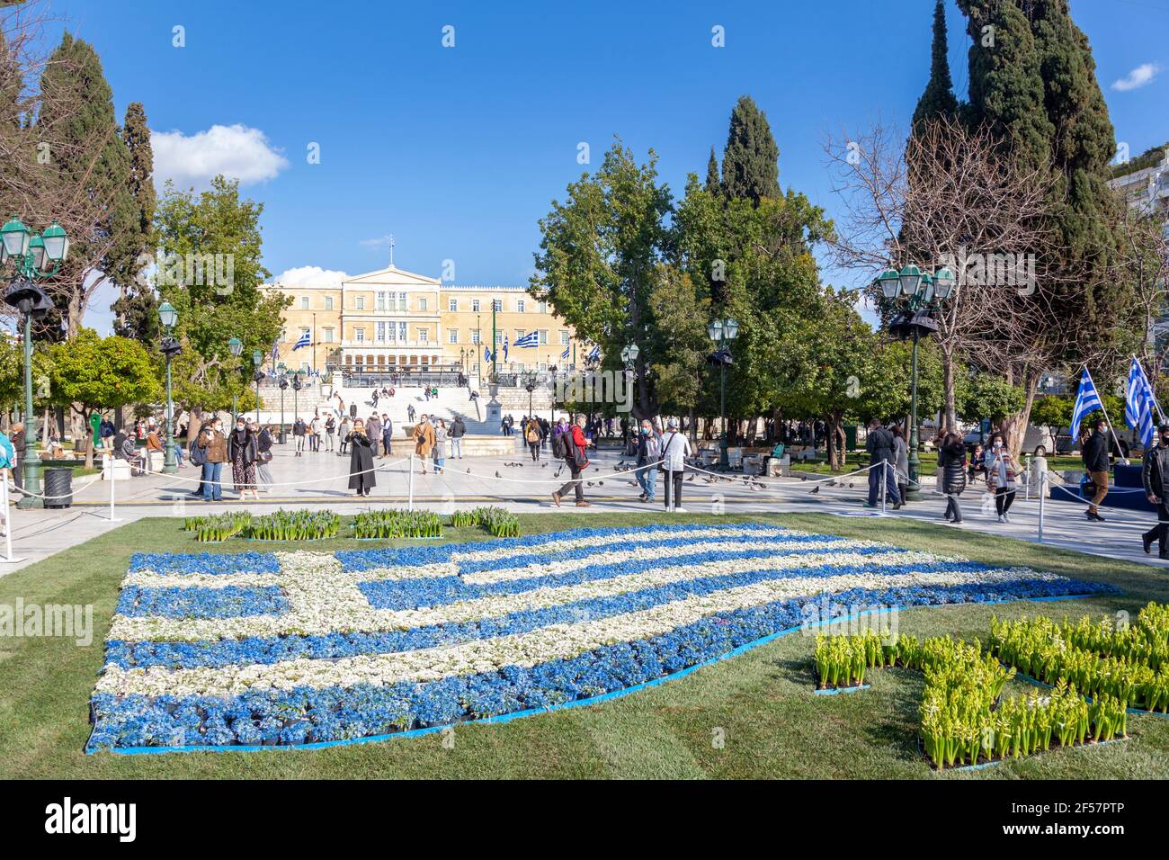Una bandera griega hecha de flores azules y blancas en la plaza Syntagma, Atenas, durante las celebraciones de 200 años del día de la Independencia griega (1821-2021) Foto de stock
