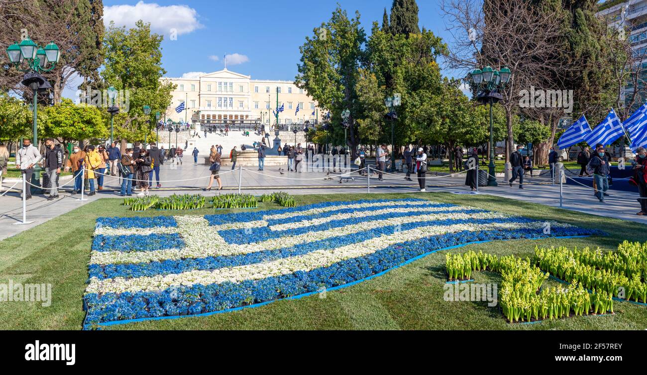 Una bandera griega hecha de flores azules y blancas en la plaza Syntagma, Atenas, durante las celebraciones de 200 años del día de la Independencia griega (1821-2021) Foto de stock