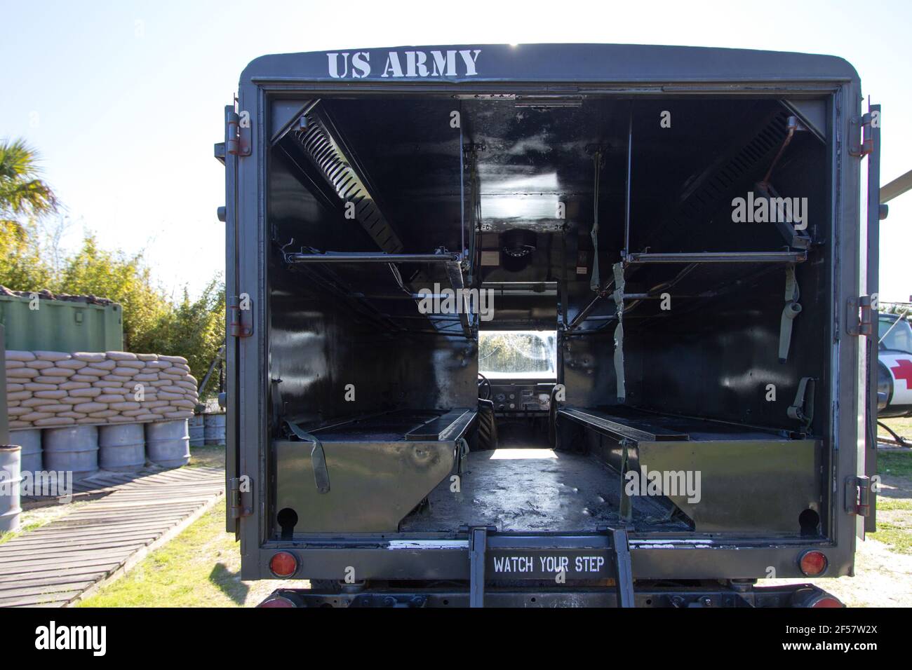 Mount Pleasant, Carolina del Sur, EE.UU.- Ambulancia del Ejército de EE.UU. En una recreación de un campamento de guerra de Vietnam dedicado a soldados de Vietnam americano en Patriots Point Foto de stock