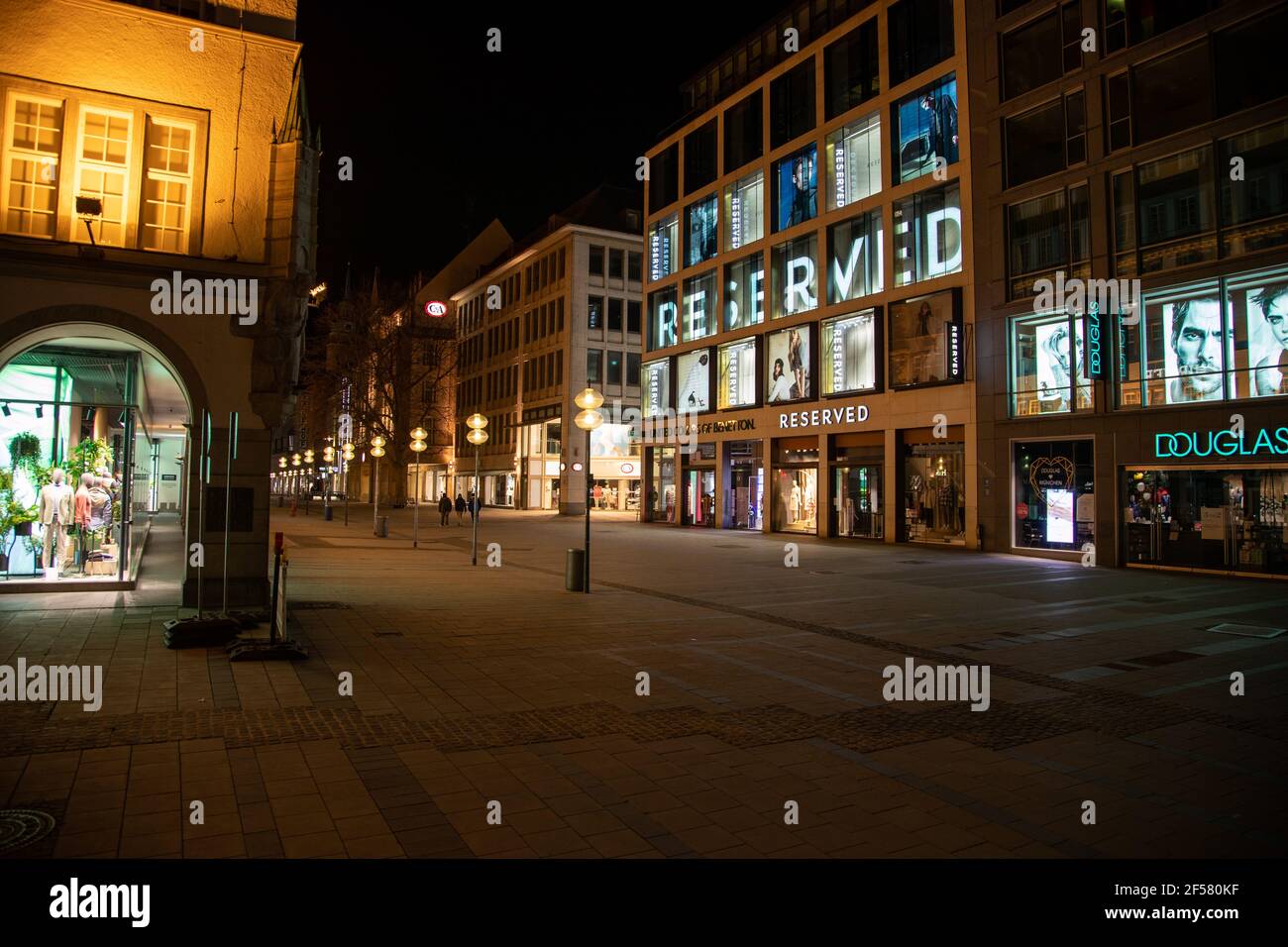 Blick auf ein Douglas Geschäft und United Colors of Benetton und Reserved  in der Fußgängerzone. Die Münchner Innenstadt ist am Abend des 25. März  2021 ziemlich leer. Aktuell liegt die Corona Inzidenz