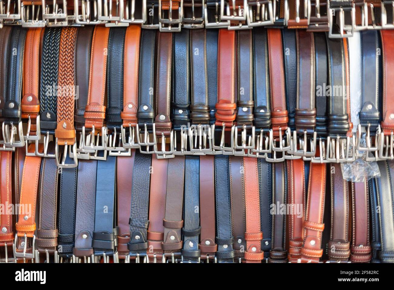 Venta de cinturones de cuero en un mercado en Florencia, Italia Fotografía  de stock - Alamy