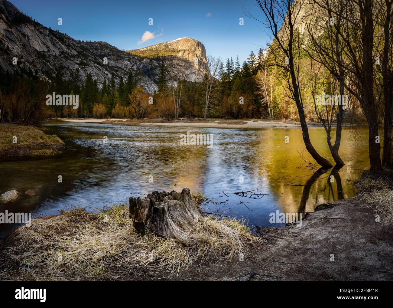 coloridas reflexiones en una tranquila tarde de invierno en el lago espejo, yosemite valle, california Foto de stock