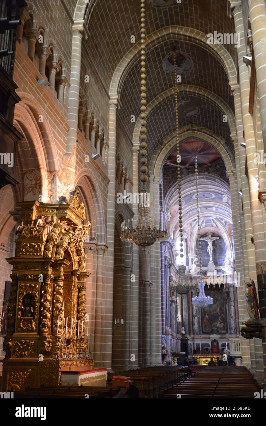 Dentro de la Iglesia de San Francisco y la Capilla de los Huesos en Portugal Foto de stock