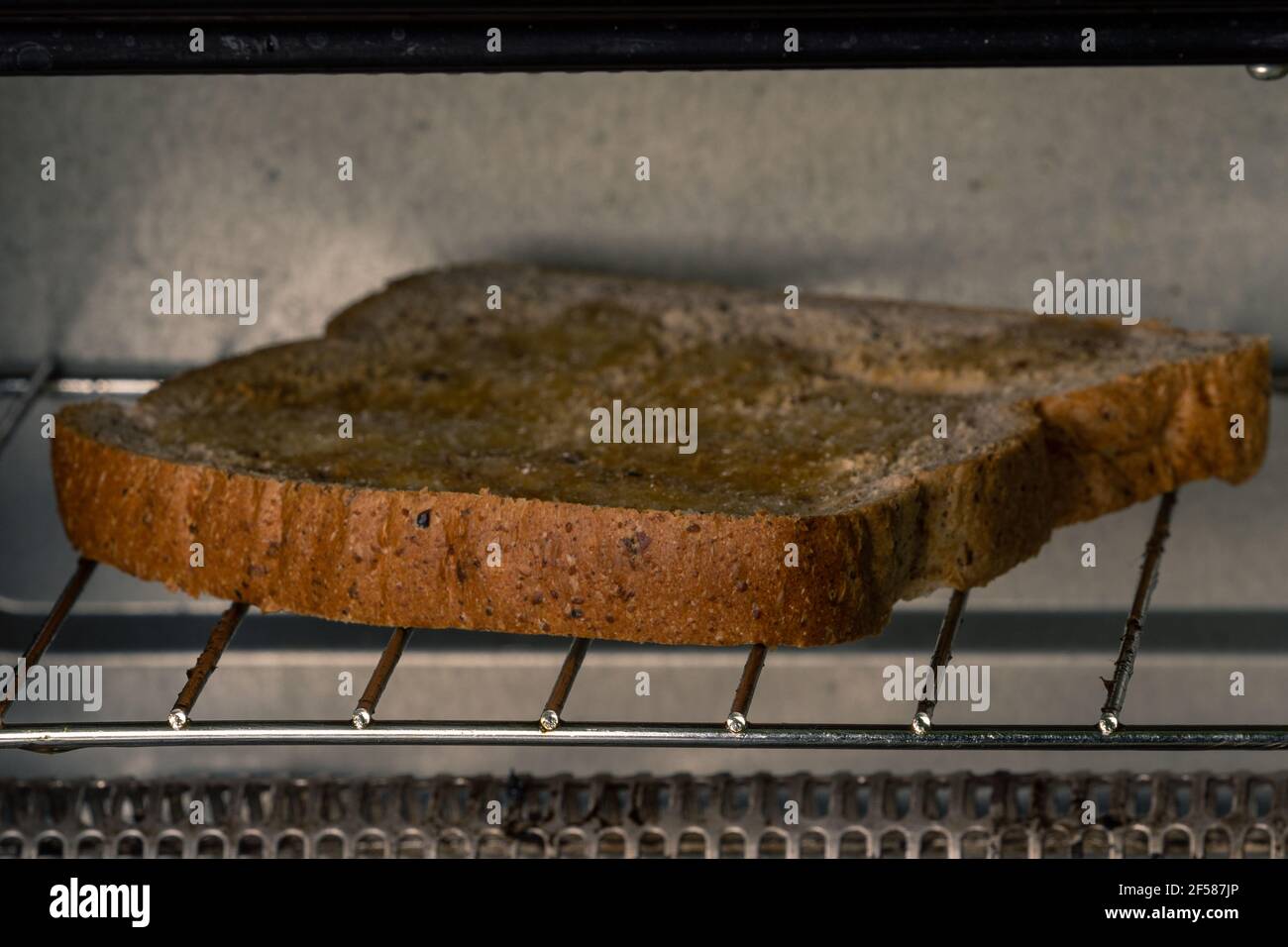 Pan tostado, pan hecho de arroz baya y mantequilla en el horno eléctrico  micro Fotografía de stock - Alamy