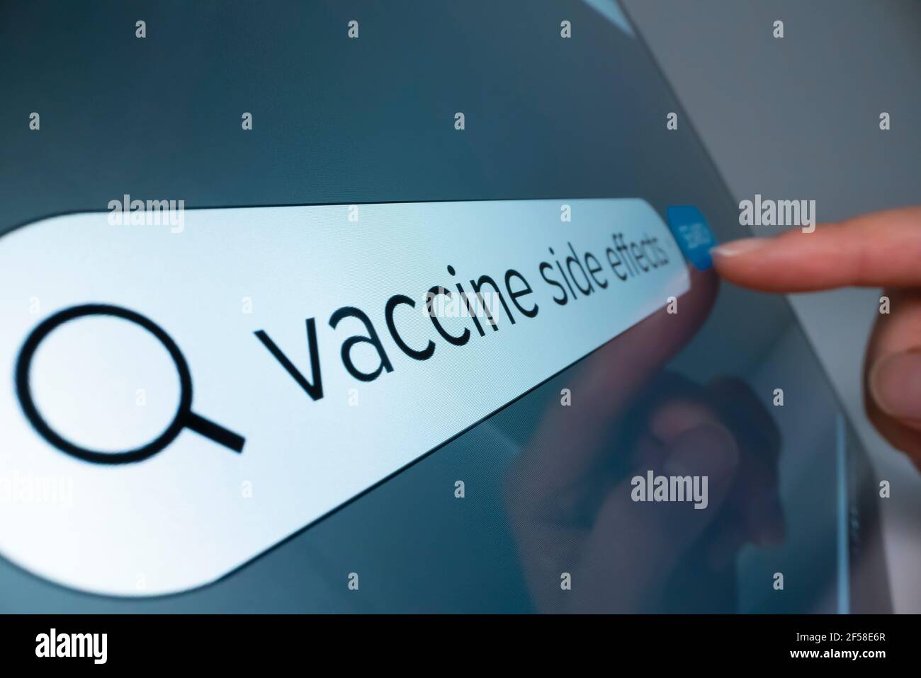Vista de cerca de la búsqueda de información sobre los efectos secundarios de la vacuna COVID Foto de stock