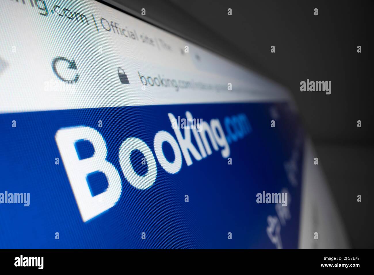 Vista de cerca del logotipo de Booking.com en su sitio web Foto de stock