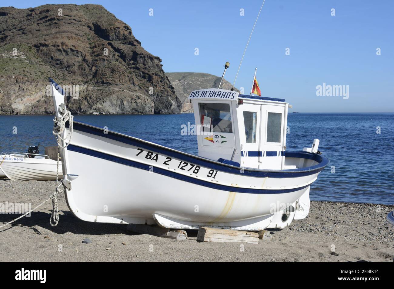 Pequeño barco de pesca en la playa. Las Negras, Andalucía, España  Fotografía de stock - Alamy