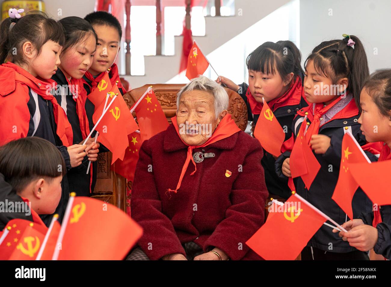 HAI'AN, CHINA - 25 DE MARZO de 2021 - los estudiantes de primaria escuchan a Gu Guangying, un veterano miembro del Partido Comunista antes de la fundación de la República Popular de China, cuentan historias sobre la Guerra Anti-Japonesa en Hai 'an, Provincia Jiangsu de China Oriental, 25 de marzo de 2021. (Foto de Zhai Huiyong / Costfoto/Sipa USA) crédito: SIPA USA/Alamy Live News Foto de stock