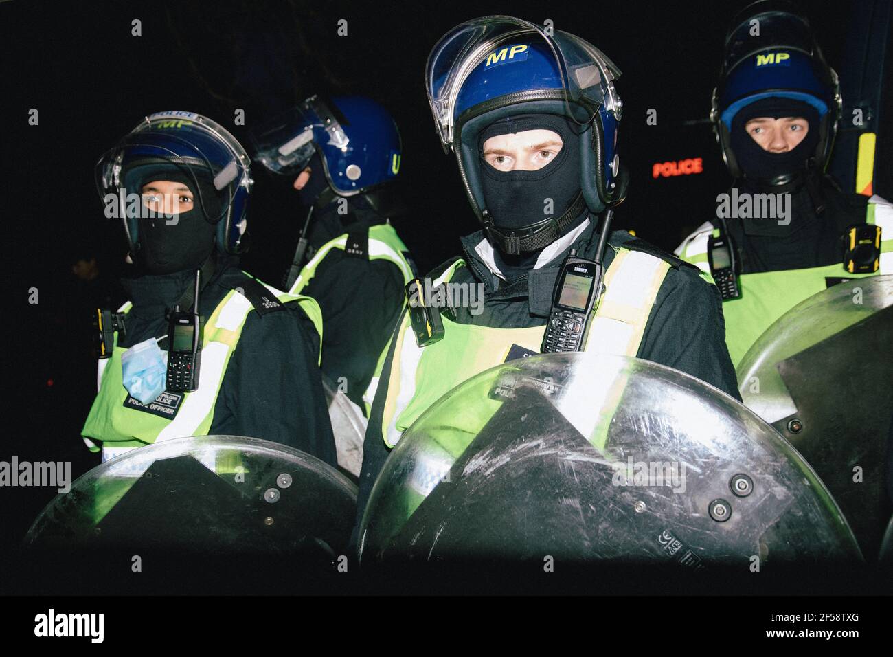 Londres, Reino Unido, 20th de marzo de 2021. Alrededor de 6000 manifestantes contra el bloqueo y la vacunación y contra la Policía, el crimen, la sentencia y los tribunales Bill march en el centro de Londres. La protesta comenzó en Hyde Park con una serie de detenciones y un discurso de Piers Corbyn, que se presenta a la alcaldía de Londres, marchó sin problemas por el centro de Londres y terminó con un puesto de atrás en Hyde Park entre unos 200 manifestantes y la policía antidisturbios restantes. Policía antidisturbios preparada Foto de stock