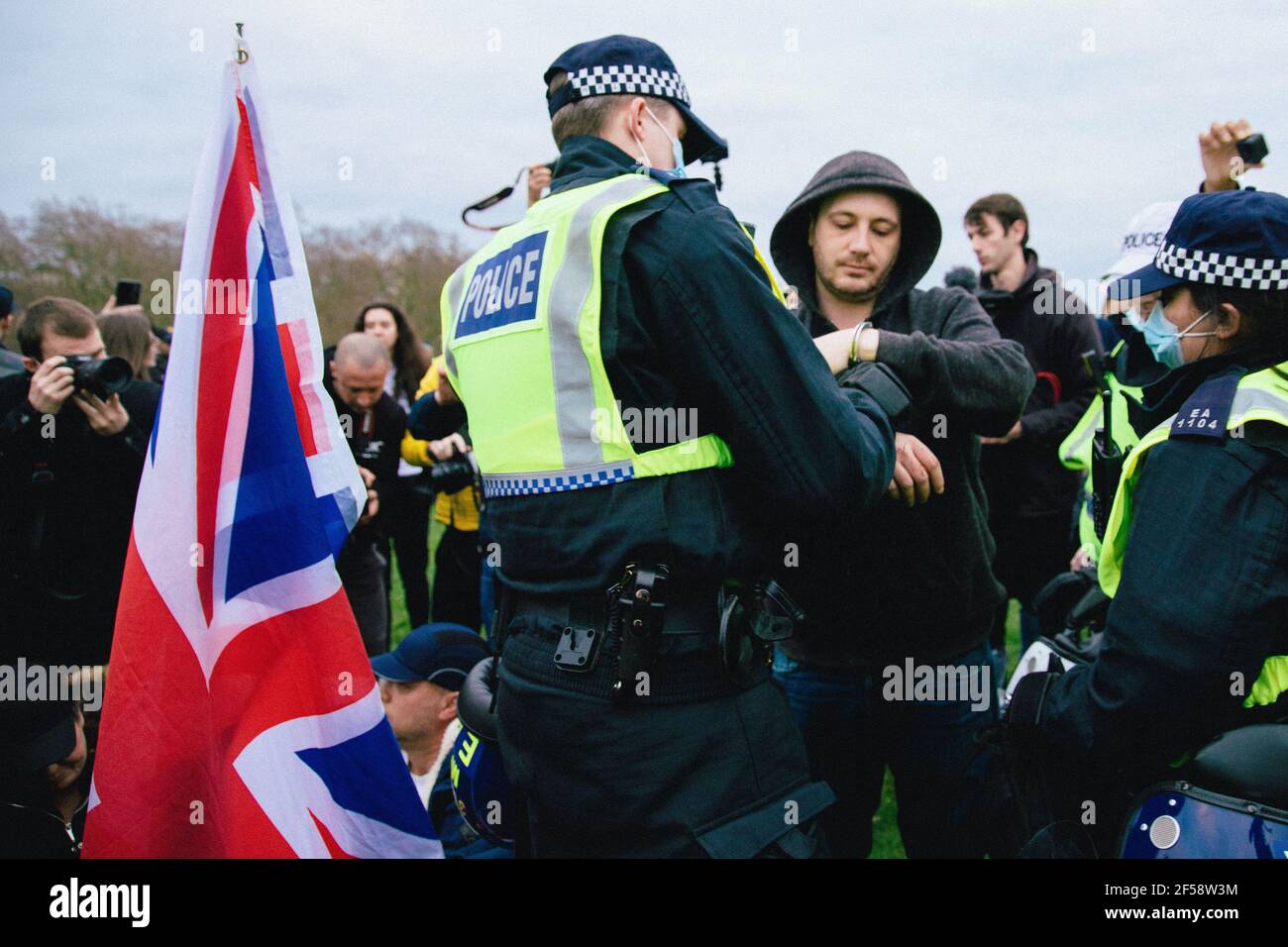 Londres, Reino Unido, 20th de marzo de 2021. Alrededor de 6000 manifestantes contra el bloqueo y la vacunación y contra la Policía, el crimen, la sentencia y los tribunales Bill march en el centro de Londres. La protesta comenzó en Hyde Park con una serie de detenciones y un discurso de Piers Corbyn, que se presenta para el alcalde de Londres, Marchó sin problemas por el centro de Londres y terminó con un puesto de espera tenso en Hyde Park, entre unos 200 manifestantes y policías antidisturbios restantes. Un hombre es arrestado en Hyde Park Foto de stock